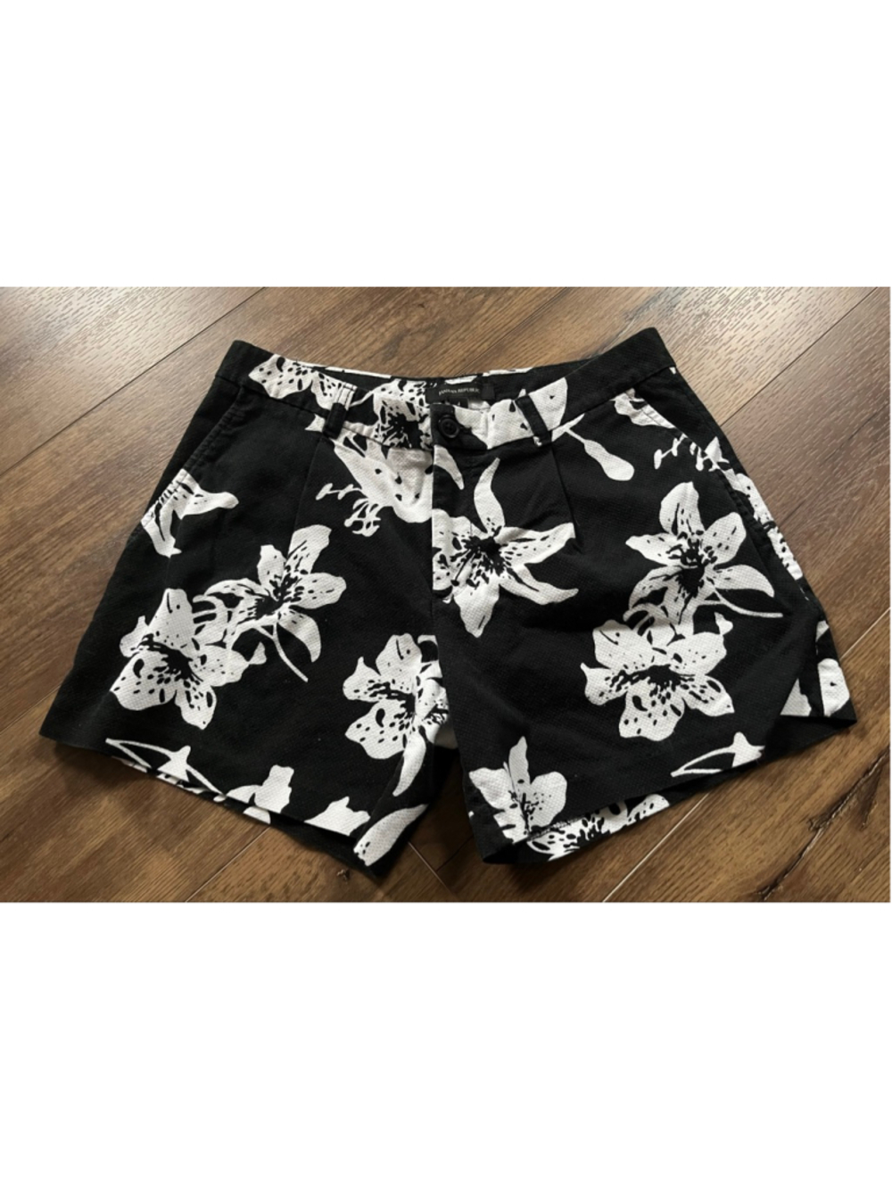 Banana Republic floral pleated shorts size 4